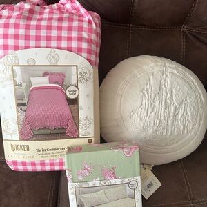 Wicked Pink and White Twin Comforter Set